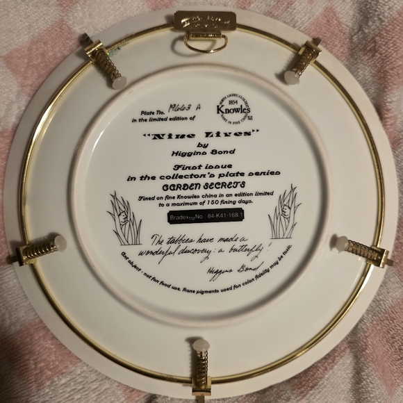 Knowles 'Nine Lives' Plate with Gold Details - Picture 2 of 2